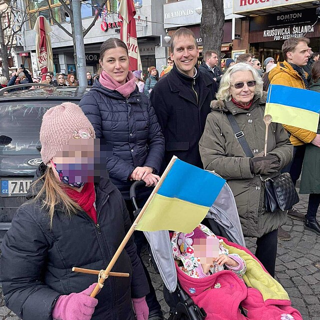 Jan iinsk s rodinou na demonstraci za Ukrajinu