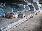 Bezdomovce, kteí ili dlouhé roky pod Hlávkovým mostem, museli pesthovat.