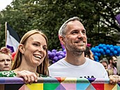 Zdenk Hib s manelkou Annou na letoním pochodu Prague Pride
