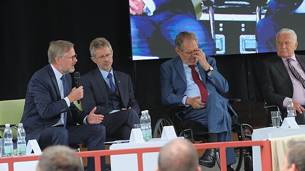 Prezident Milo Zeman poslouchá premiéra Petra Fialu.