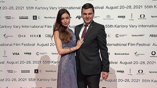 Petr Macinka se svou Monikou na filmovém festivalu v Karlových Varech.