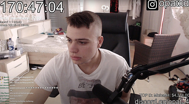 Opat04 streamuje u pes týden v kuse.