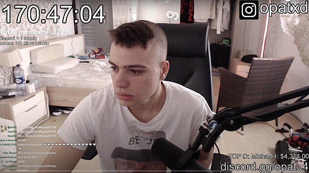 Opat04 streamuje u pes tden v kuse.