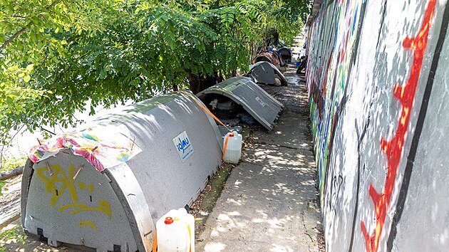 Bezdomovci se z prostranství pod mostem museli vysthovat dál po proudu Vltavy.