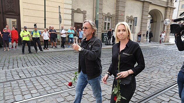 Poslední rozlouení s Hanou Zagorovou v kostele svatého Tomáe na Malé Stran:...