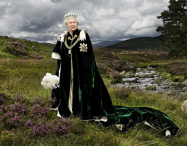 Tento portrét patřil mezi královniny oblíbené. Skotské barvy na skotských...