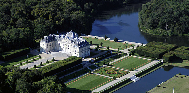 O tom, že Daniel Křetínský je novým majitelem zámku Marais s rozlehlým parkem a...