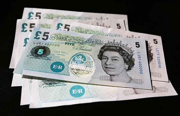 Britské bankovky s podobiznou královny Albty II. zstávají i po jejím úmrtí...