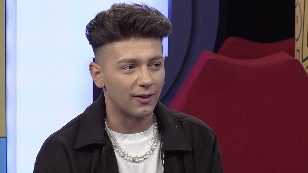 Sam Roma Bendig Jan Bendig v songu Dávno vím vysvětluje romské tradice - OCKO.TV