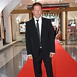 Til Schweiger na ervenm koberci.