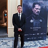 Til Schweiger pzuje vedle svho plaktu.