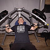Patrik Nacher cvičí prsní svalstvo.