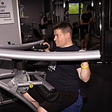 Patrik Nacher cvičí ramena.