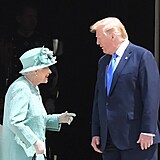 Britská královna Alžběta II. s tehdejším americkým prezidentem Donaldem Trumpem.