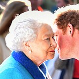 Princ Harry si nco licky ept s krlovnou na krlovskm kvtinovm festivalu v zahradch v Chelsea, rok 2015. Mli spolu skvl vztah.