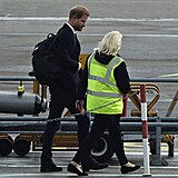 Princ Harry už ráno opustil Skotsko a vrátil se za manželkou.