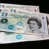 Britské bankovky s podobiznou královny Alžběty II. zůstávají i po jejím úmrtí...