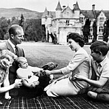 Britská královna na skotském hradě Balmoral pobývala velmi ráda a s rodinou tu...
