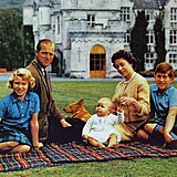 Britská královna na skotském hradě Balmoral pobývala velmi ráda a s rodinou tu...