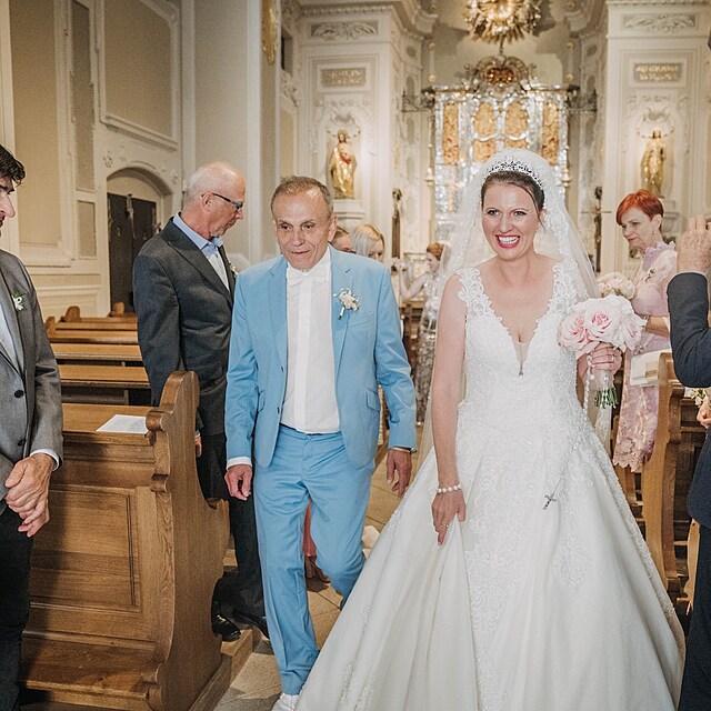 Stanley Bradley se o�enil s o 35 let mlad�� Luci�. Na svatb� byl moder�tor...