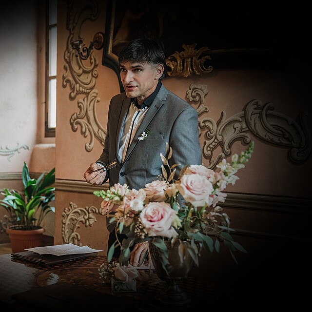 Na svatb� byl Zden�k Podh�rsk�.