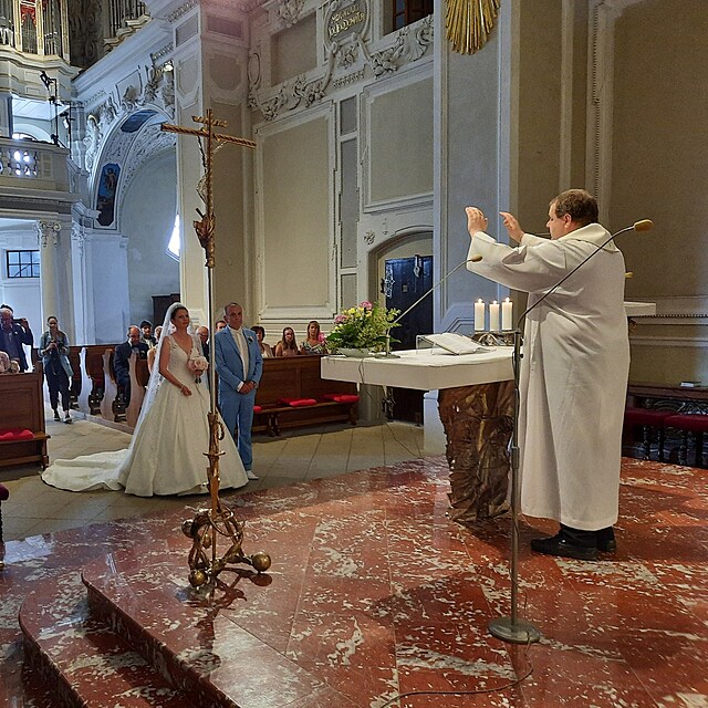 Stanley Bradley si vzal dlouholetou partnerku Lucii. Zasnouben� byli dev�t let.