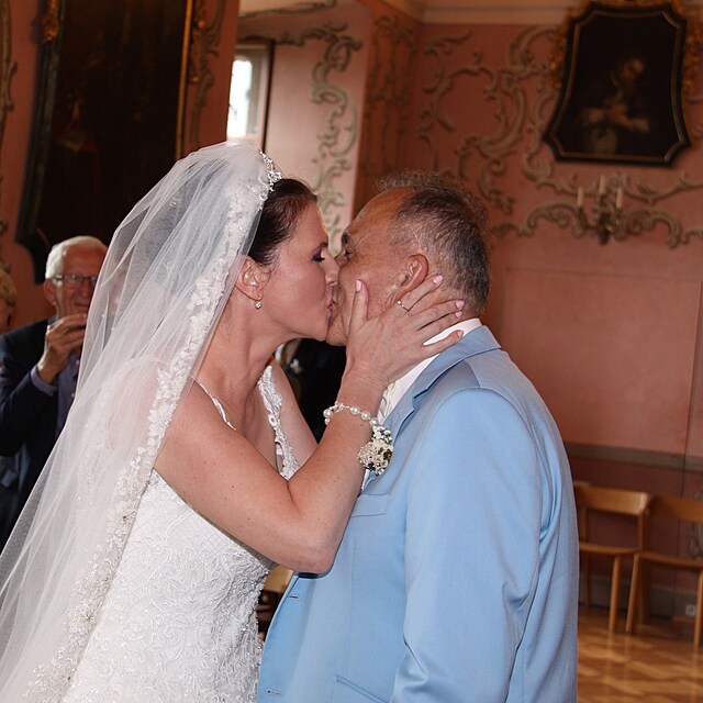 Stanley Bradley si vzal dlouholetou partnerku Lucii. Zasnouben� byli dev�t let.