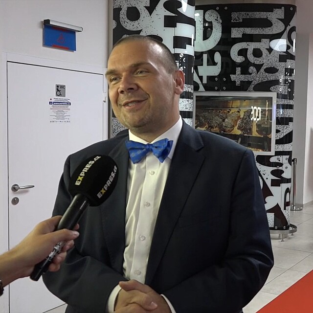 Ministr kultury Martin Baxa piel na premiru Jana iky v doprovodu tiskov...