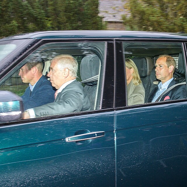 Princ William řídí auto s princem Andrewem, princem Edwardem a jeho manželkou...