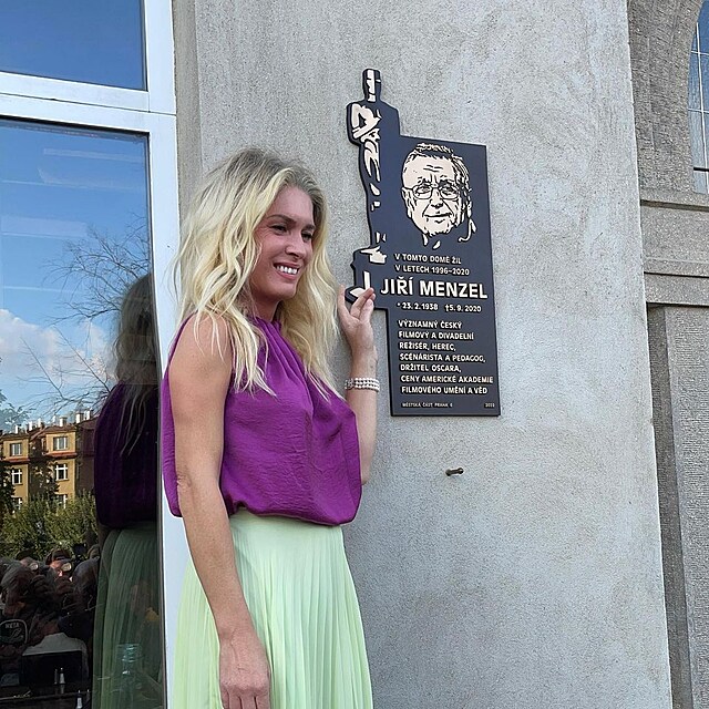 Olga Menzelov na slavnostnm odhalen pamtn desky Jiho Menzela.