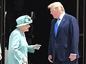 Britská královna Albta II. s tehdejím americkým prezidentem Donaldem Trumpem.