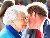 Princ Harry si nco liácky eptá s královnou na královském kvtinovém...