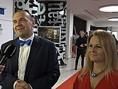 Ministr kultury Martin Baxa piel na premiéru Jana iky v doprovodu tiskové...