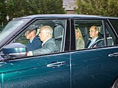 Princ William řídí auto s princem Andrewem, princem Edwardem a jeho manželkou...