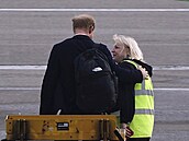 Princ Harry s pracovnicí letiště
