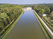 Daniel Ketínský si poídil zámek Marais s rozlehlým parkem a vodní plochou v...