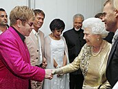 V souvislosti s úmrtím královny marn hledá slova i zpvák Elton John.