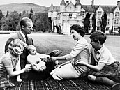 Britská královna na skotském hrad Balmoral pobývala velmi ráda a s rodinou tu...