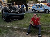 Tvrdej Bob sedící u p�evráceného BMW.