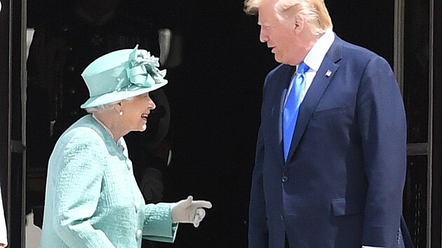 Britská královna Albta II. s tehdejím americkým prezidentem Donaldem Trumpem.