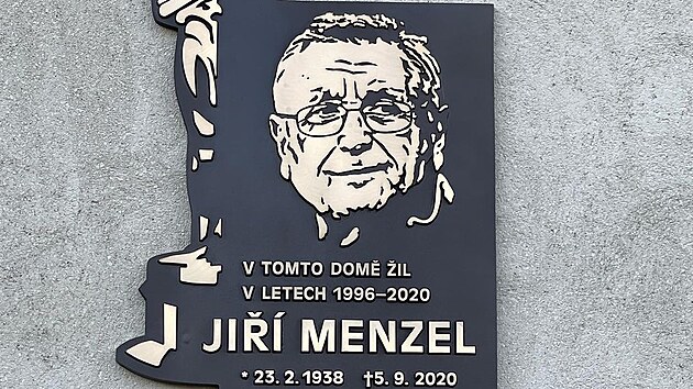 Na dom, v nm dlouhá léta il reisér Jií Menzel, pibyla pamtní deska.