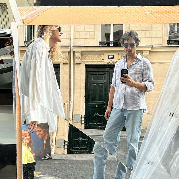 Jordan Haj a Emma Smetanová se hezky oblékli a vyrazili v Paříži na ambasádu se...