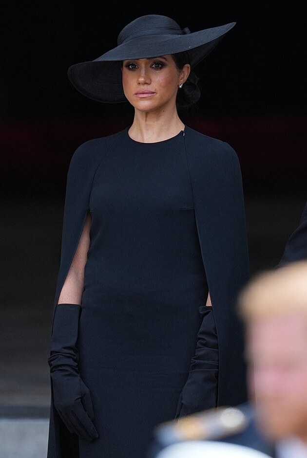 Princezna Catherine v perlách a závoji na znamení smutku. Meghan oblékla  šaty s hlubokou symbolikou - Expres.cz
