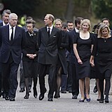 Seniorní členové královské rodiny přijeli k Balmoralu.