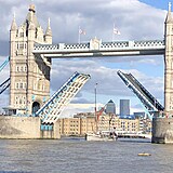 Tower bridge se zrovna otevel, lovk aspo bhem stn ve front vidl...