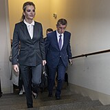 Monika Babišová a Andrej Babiš přicházejí k soudu ´.