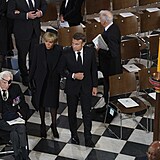 Francouzský prezident Emmanuel Macron s chotí Brigitte přicházejí do...