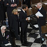 Francouzsk prezident Emmanuel Macron s chot Brigitte pichzej do...