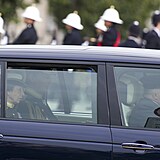 Princezna Anna v admirálské uniformě přijíždí na státní pohřeb své matky...