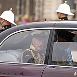 Karel III. přijíždí na pohřeb Alžběty II. Vedle něj sedí jeho syn William,...